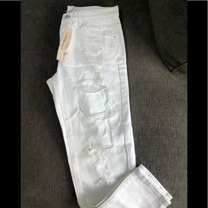 The wildflower shop Tara distressed boyfriend jean